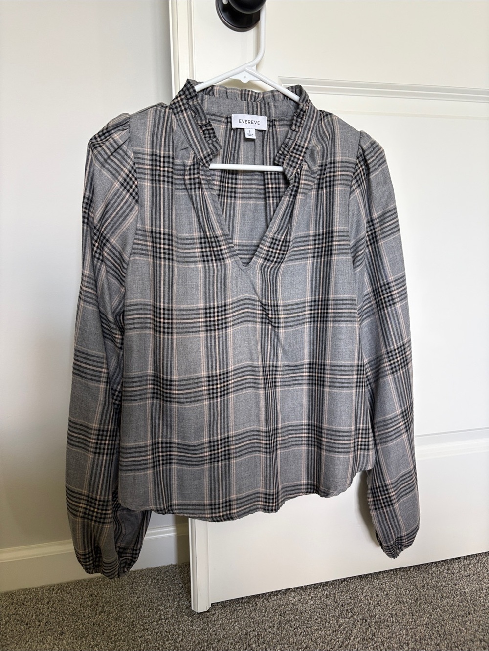 Evereve Gray Plaid V-Neck Long Sleeve Blouse